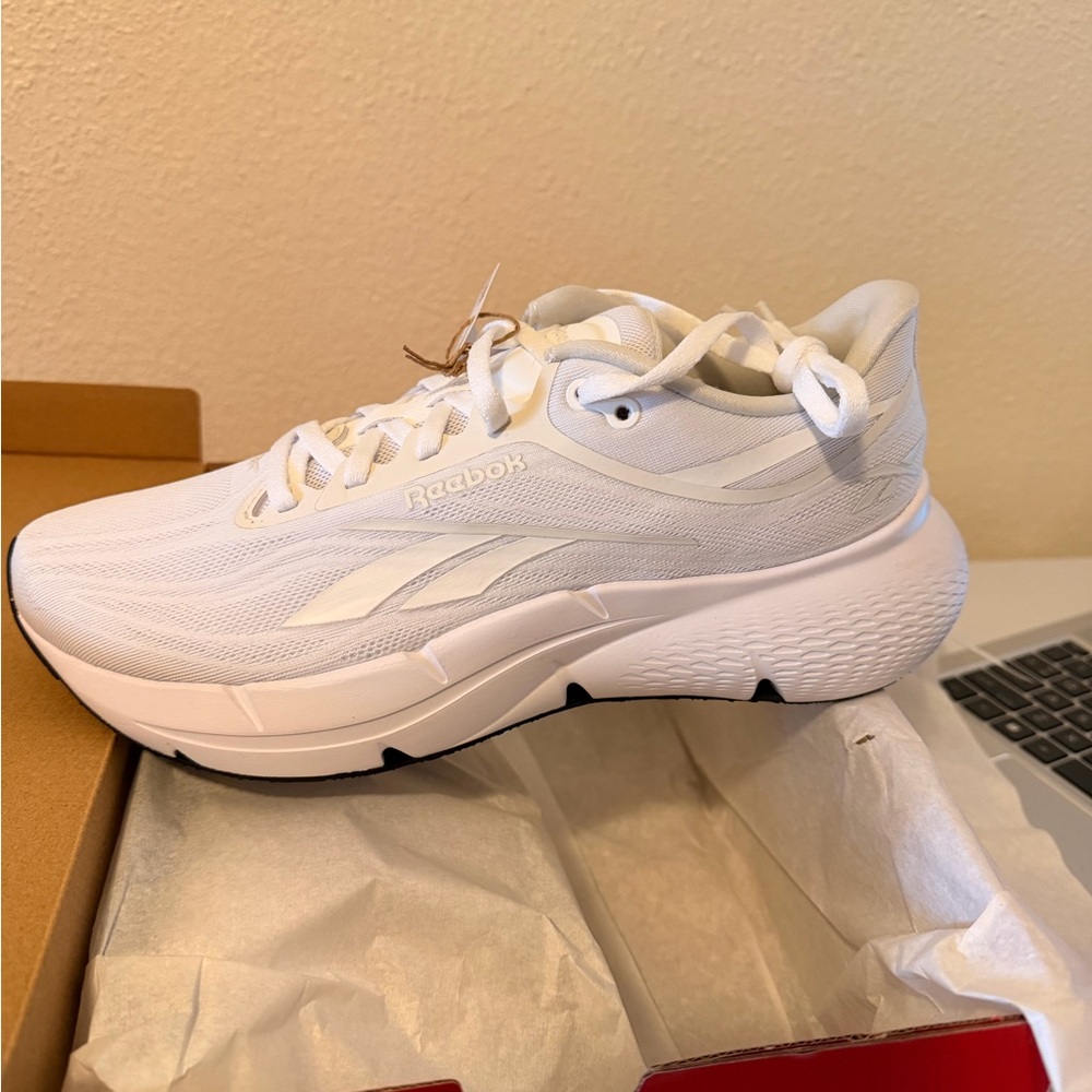 NWT. Reebok Zignition Women's White Running Shoes. Size 9